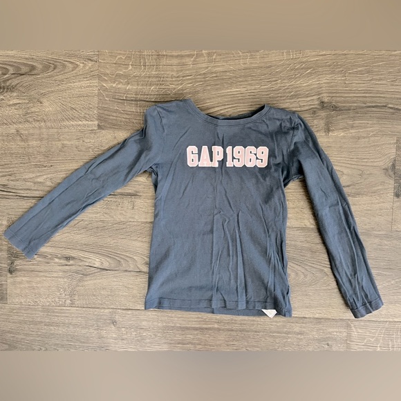 Girls Gap 1969 Long Sleeve Blue-Grey Top w/ Pink Font - Size S (6-7) - Picture 1 of 2
